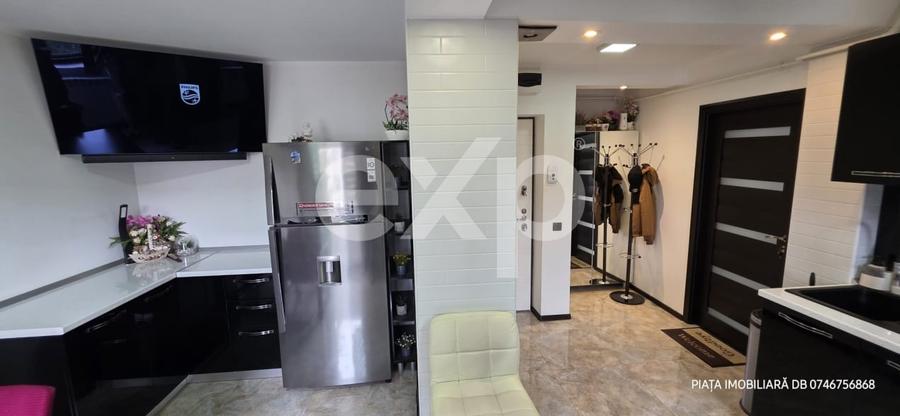 Apartament cu 3 camere semidecomandat, mobilat în Micro 9