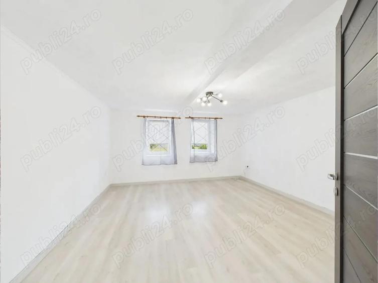 Casă cu 3 camere cu Teren 1438 Mp în Turnu