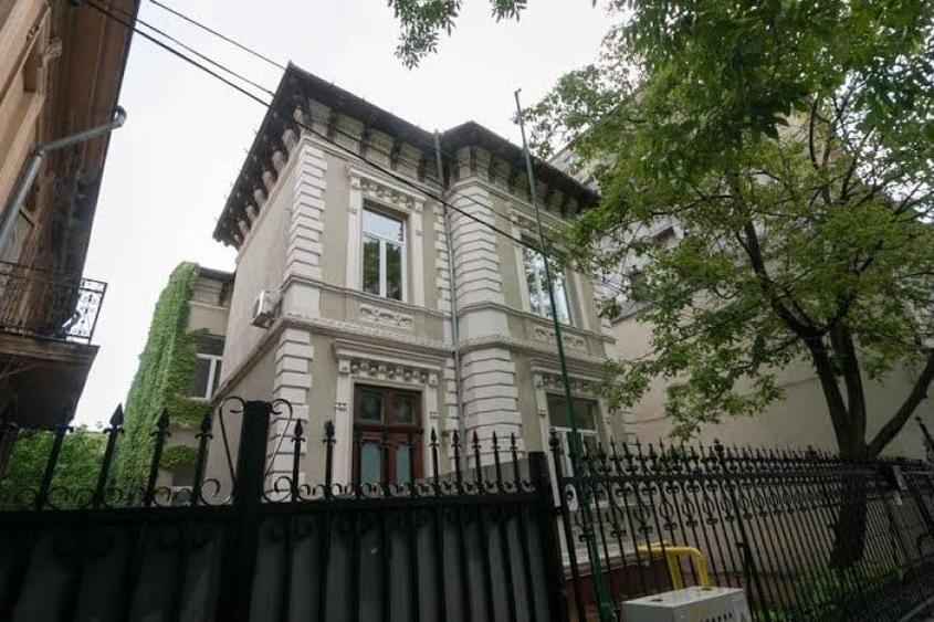 Casă cu 10 camere cu Teren 750 Mp în P-ța Romană