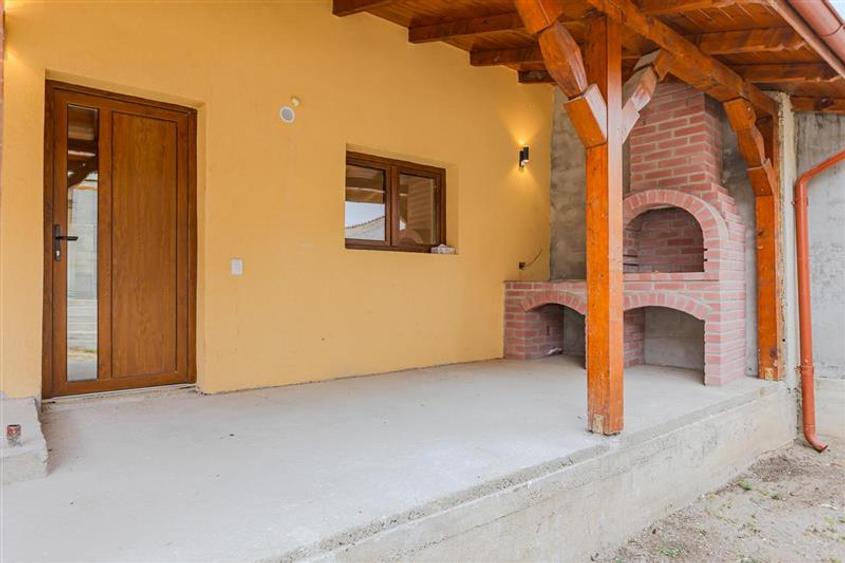 Casă individuală cu 12 camere cu Canalizare în Exterior Est
