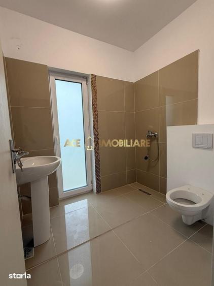 Casă cu 5 camere cu Teren 250 Mp în Vărăști