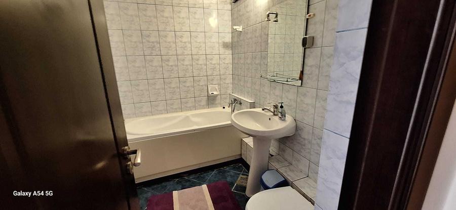 Apartament cu 3 camere decomandat în Nicolina