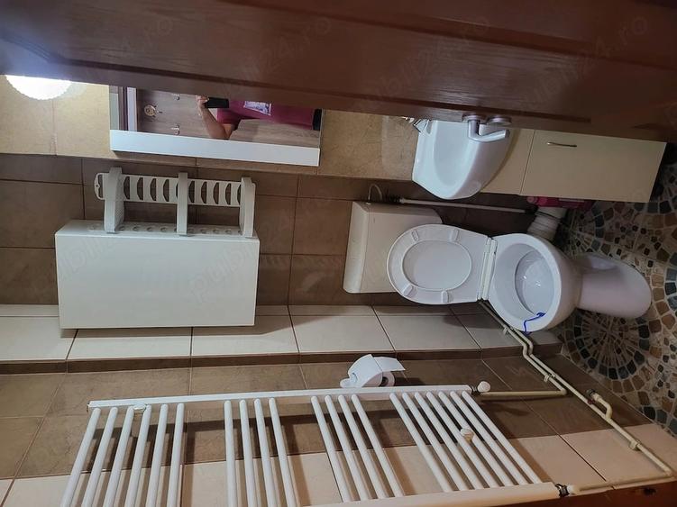 Apartament cu 3 camere semidecomandat în Craiovița Nouă