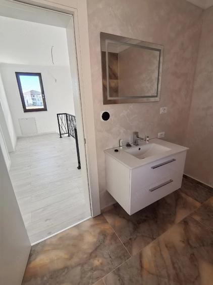 Casă cu 5 camere cu Teren 250 Mp în Central