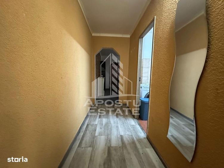 Apartament cu 3 camere semidecomandat, mobilat în Girocului