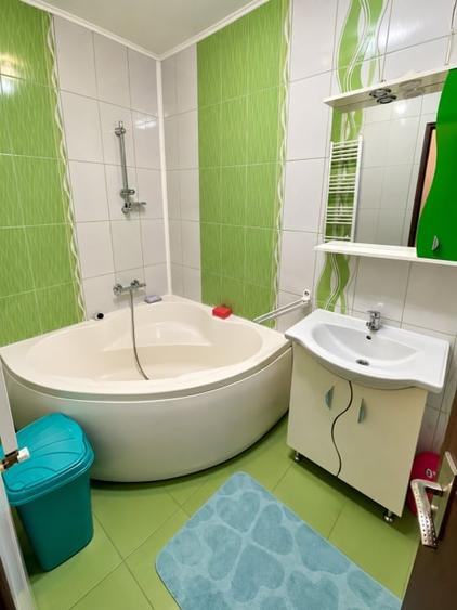 Apartament cu 3 camere semidecomandat, mobilat în Iris