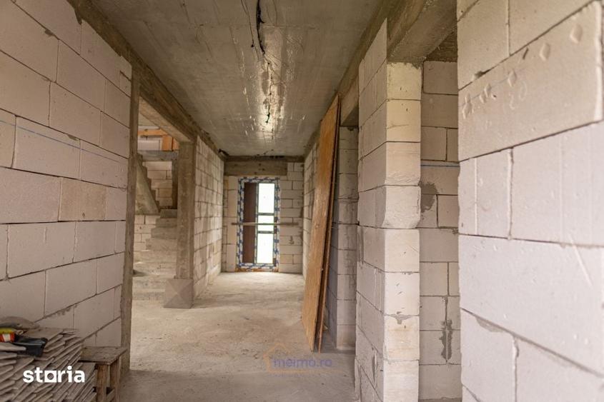 Casă cu 5 camere cu Teren 1440 Mp în Poduri