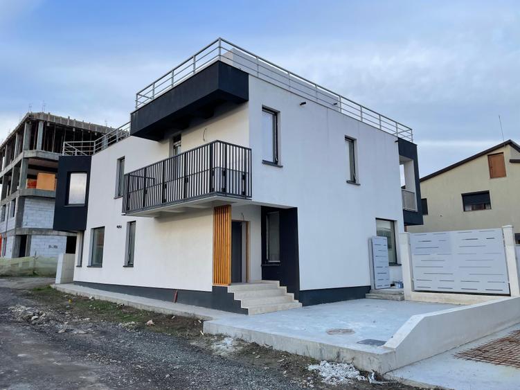 Duplex cu 4 camere cu Canalizare în Palazu Mare