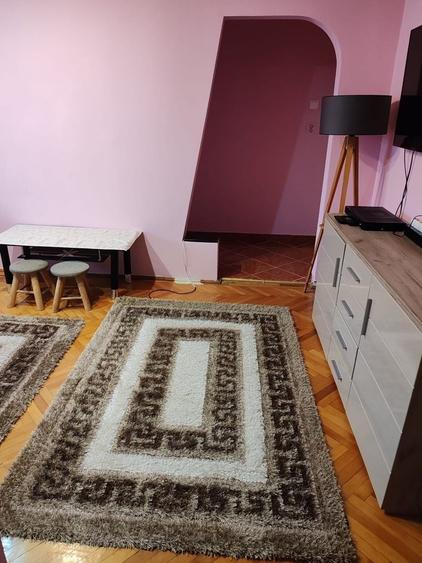 Apartament cu 3 camere semidecomandat în Satu Nou