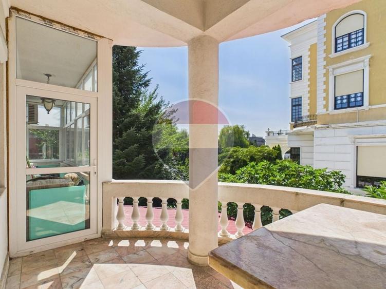 Casă individuală cu 9 camere cu Teren 642 Mp în Periferie