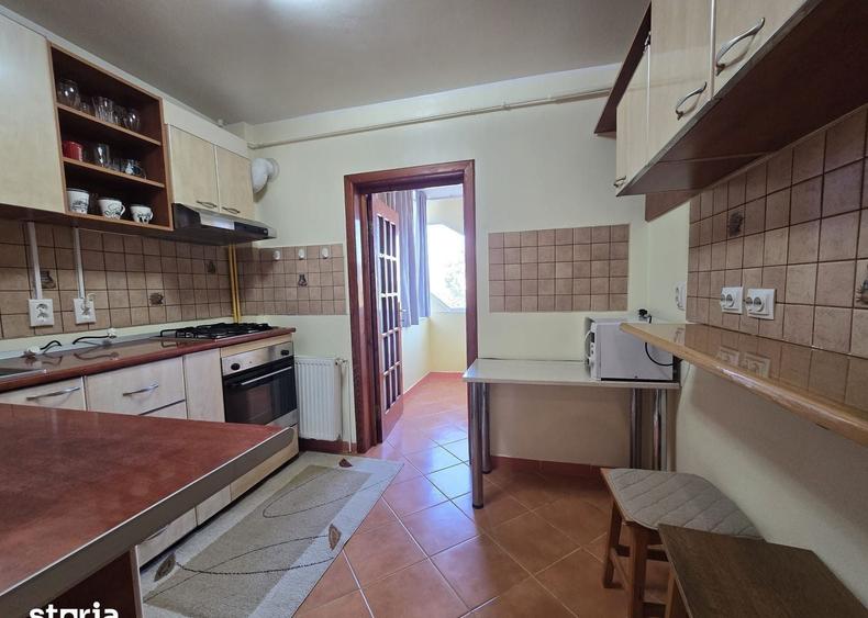 Apartament cu 3 camere decomandat, mobilat în Piața Centrală