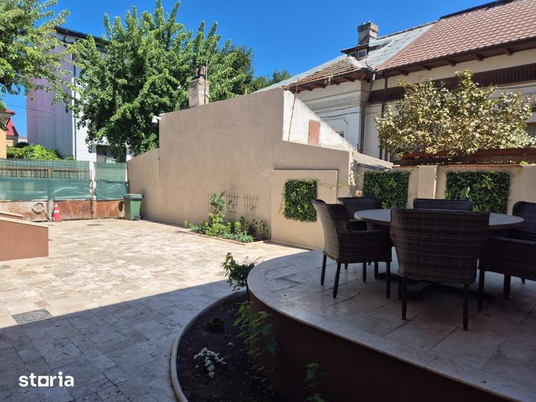 Casă cu 7 camere cu Teren 400 Mp în Central