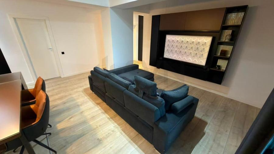 Apartament cu 3 camere semidecomandat în Sisești
