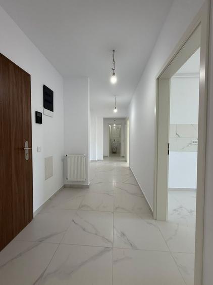 Apartament cu 3 camere decomandat în Tractorul