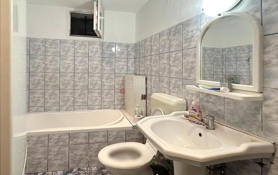 Casă individuală cu 9 camere cu Canalizare în Schei