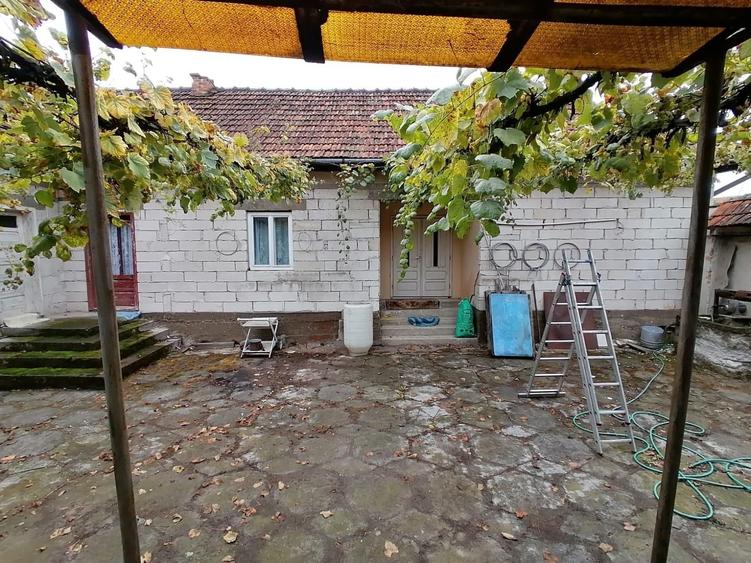 Casă cu 4 camere în Chisindia