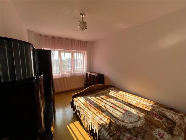 Apartament cu 3 camere decomandat, mobilat în Est