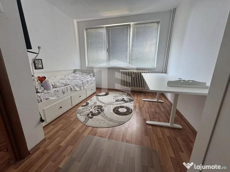 Apartament cu 3 camere semidecomandat în Tei