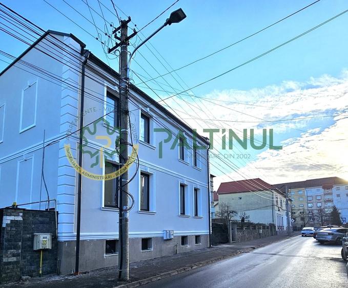 Casă individuală cu 10 camere cu Canalizare în Central