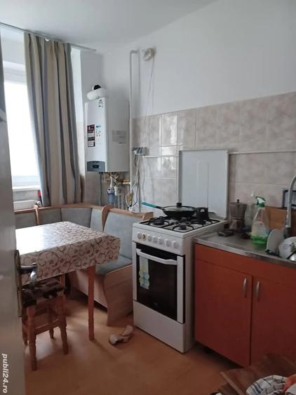 Apartament cu 3 camere semidecomandat în Central