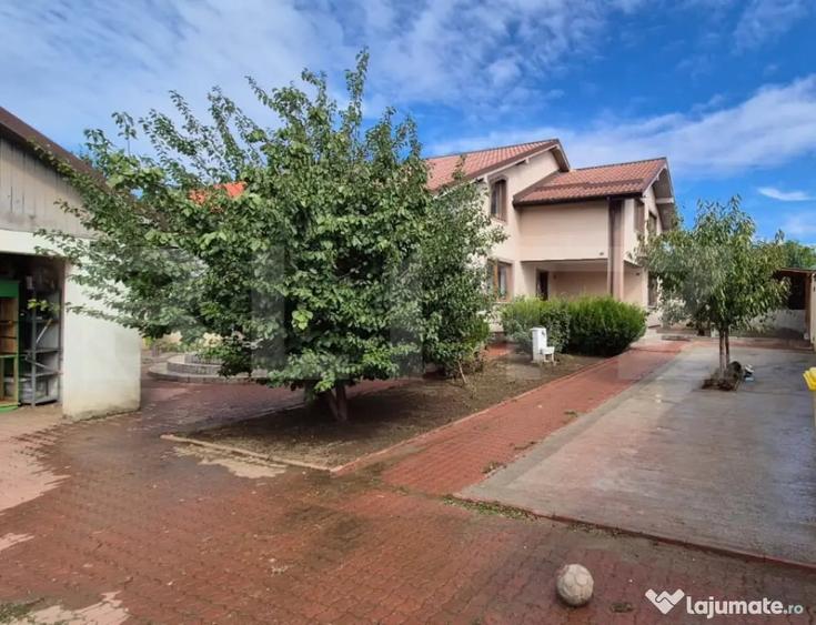 Casă cu 5 camere cu Teren 462 Mp în Malu Mare