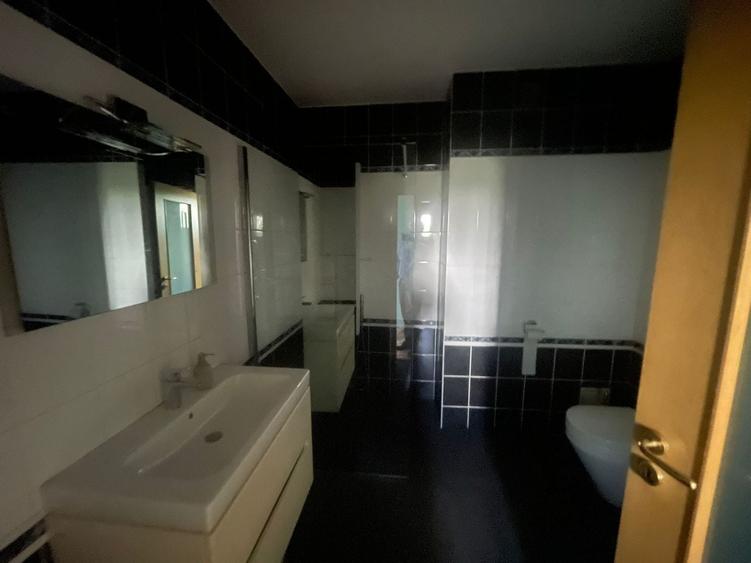 Casă individuală cu 7 camere cu Canalizare în Grigorescu