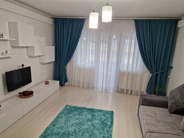 Apartament cu 3 camere decomandat în Rovine