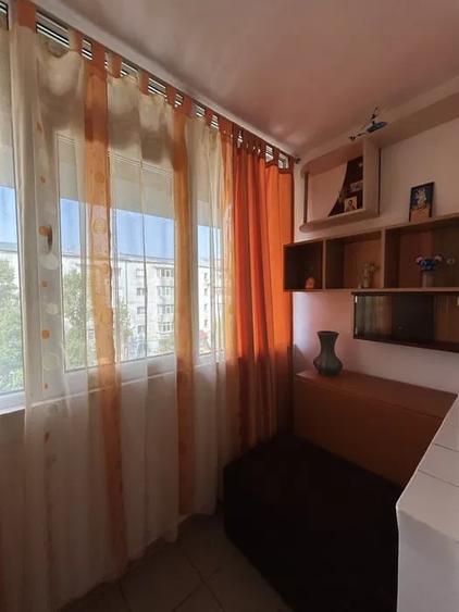 Apartament cu 3 camere semidecomandat, mobilat în Alexandru cel Bun