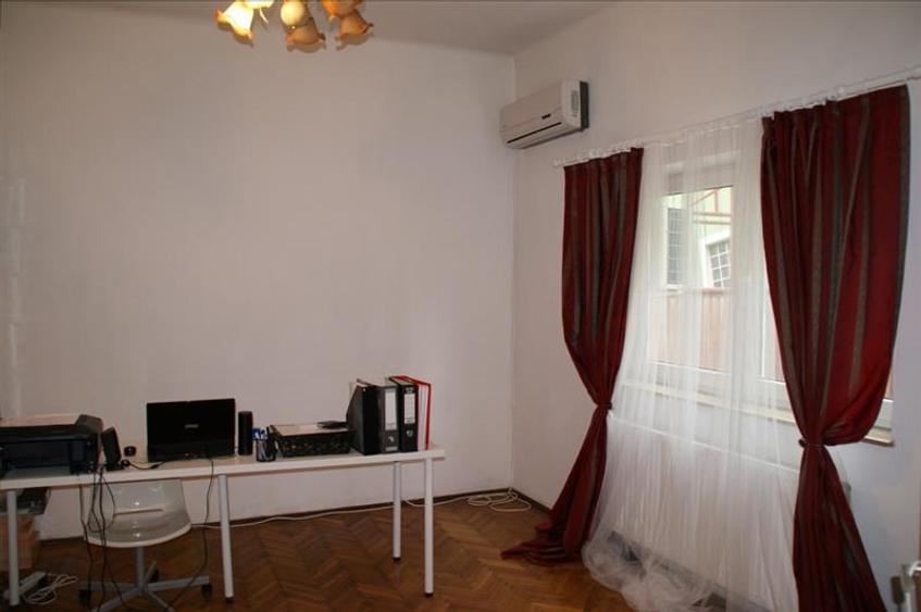 Casă cu 3 camere cu Canalizare în Central