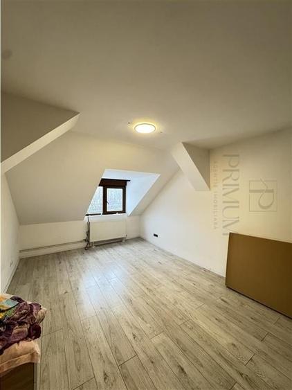 Casă individuală cu 10 camere cu Canalizare în Lunei