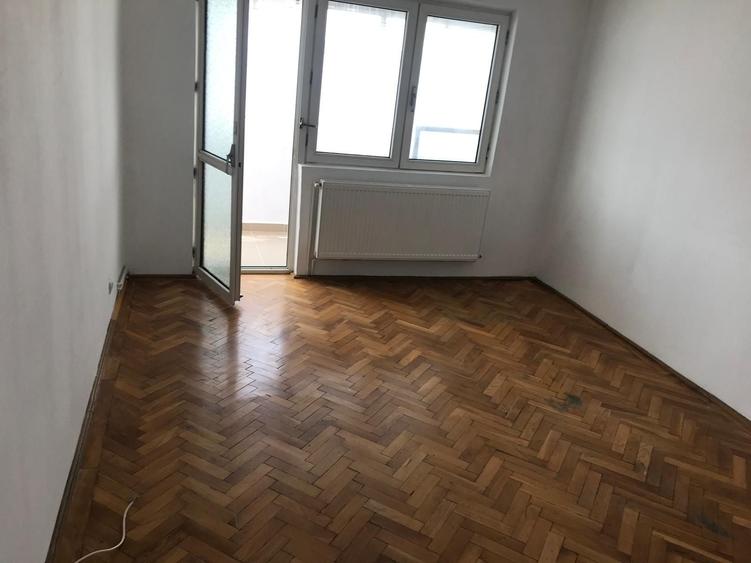 Apartament cu 3 camere decomandat în Băceni