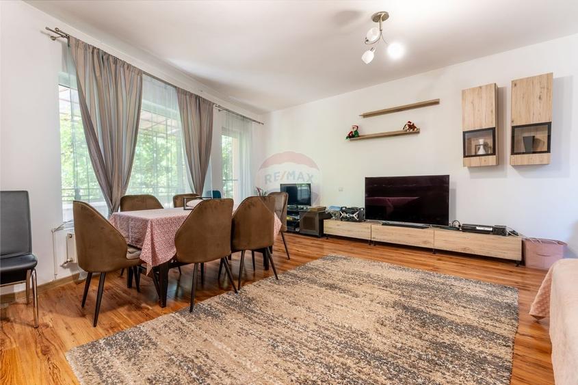 Casă individuală cu 7 camere cu Teren 657 Mp în Central