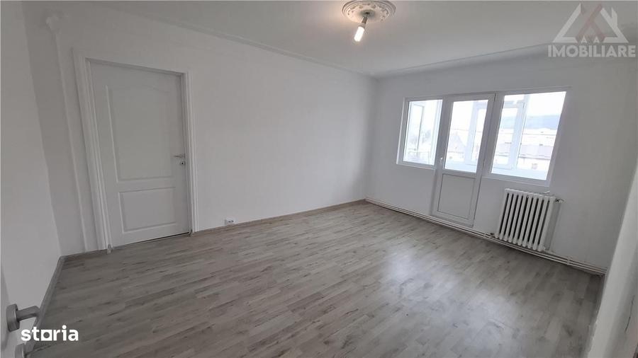 Apartament cu 3 camere semidecomandat în Alexandru cel Bun
