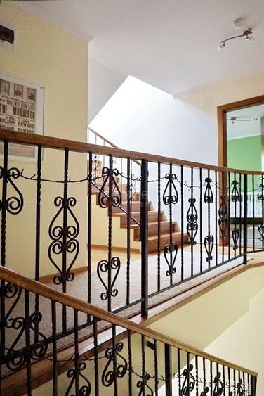 Casă individuală cu 7 camere cu Canalizare în Cristian