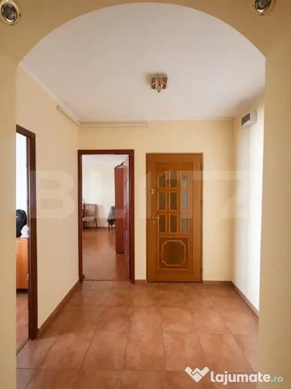 Apartament cu 3 camere decomandat în Central
