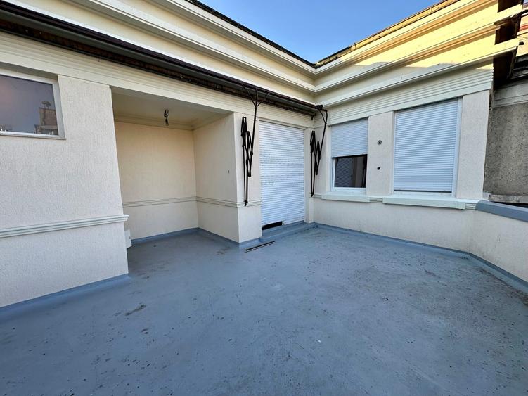Penthouse cu 5 camere semidecomandat în Armeneasca