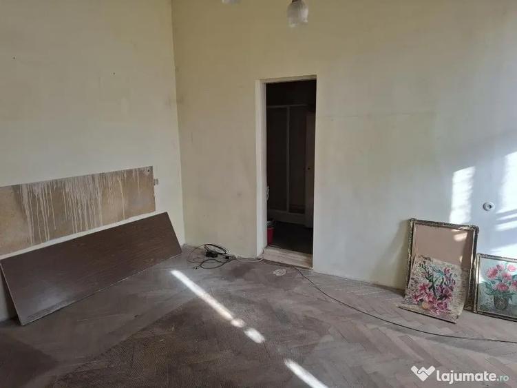 Apartament cu 3 camere semidecomandat în Central