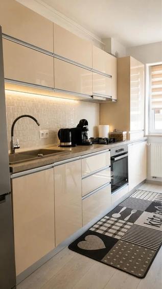 Apartament cu 3 camere decomandat în Tractorul