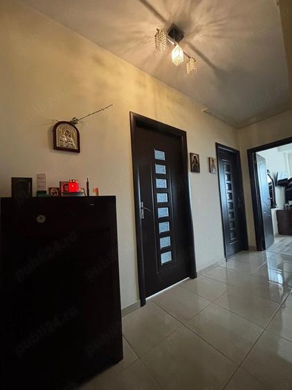 Apartament cu 3 camere decomandat în 1 Decembrie