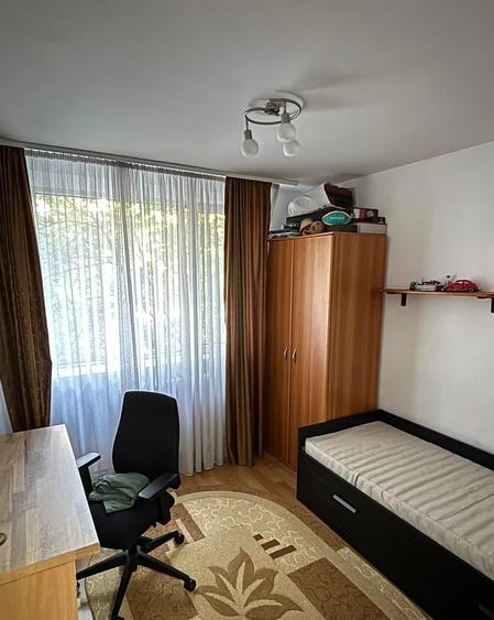 Apartament cu 3 camere semidecomandat în Giurgiului