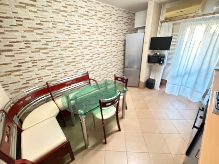 Apartament cu 3 camere decomandat în Nicolina