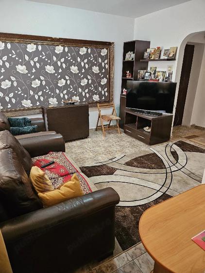 Apartament cu 4 camere semidecomandat în Dacia