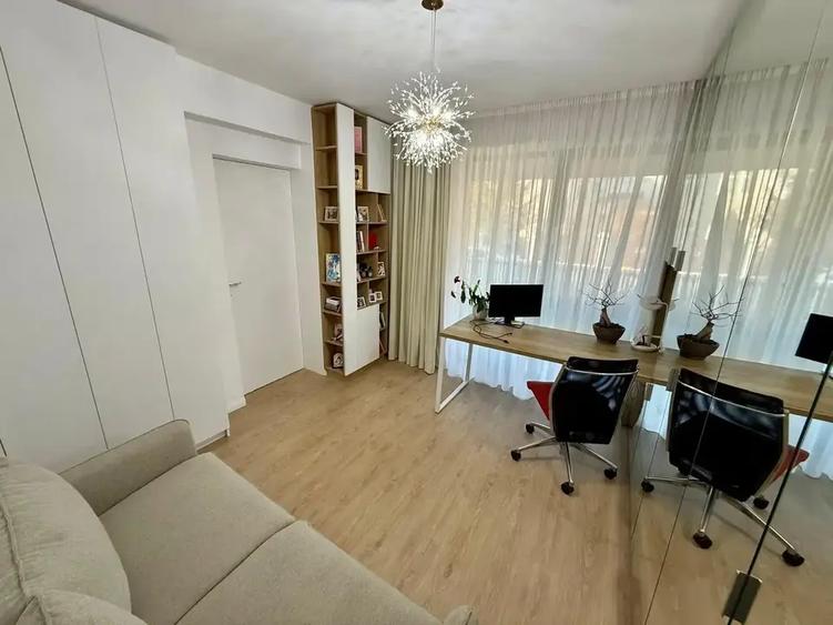 Apartament cu 3 camere semidecomandat, mobilat în Exterior Nord