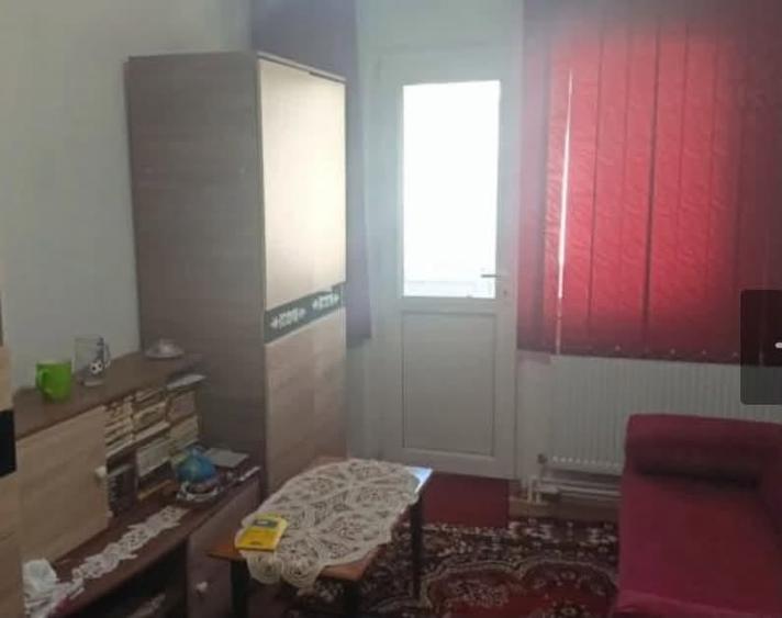 Apartament cu 3 camere semidecomandat în Km 4-5