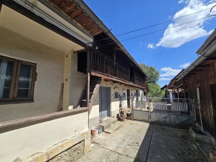 Casă cu 4 camere în Vărzăroaia