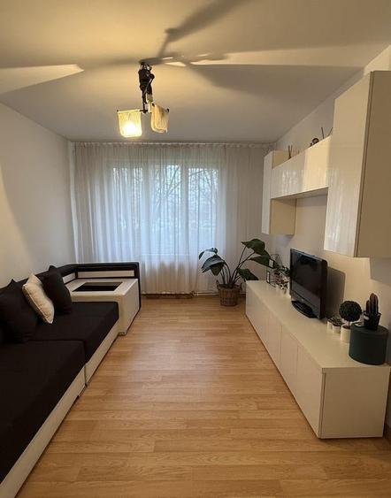 Apartament cu 3 camere decomandat, mobilat în Titan