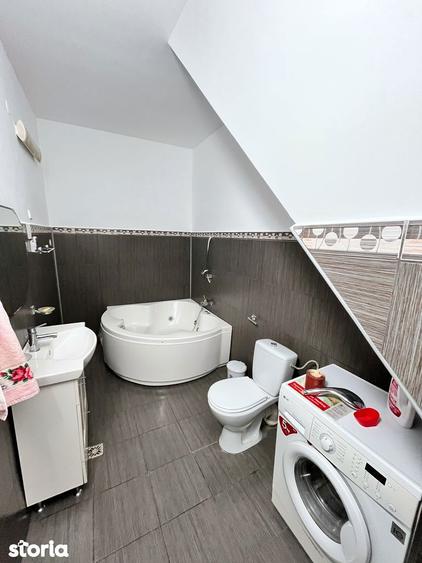 Casă cu 4 camere decomandat cu Canalizare în Gruia