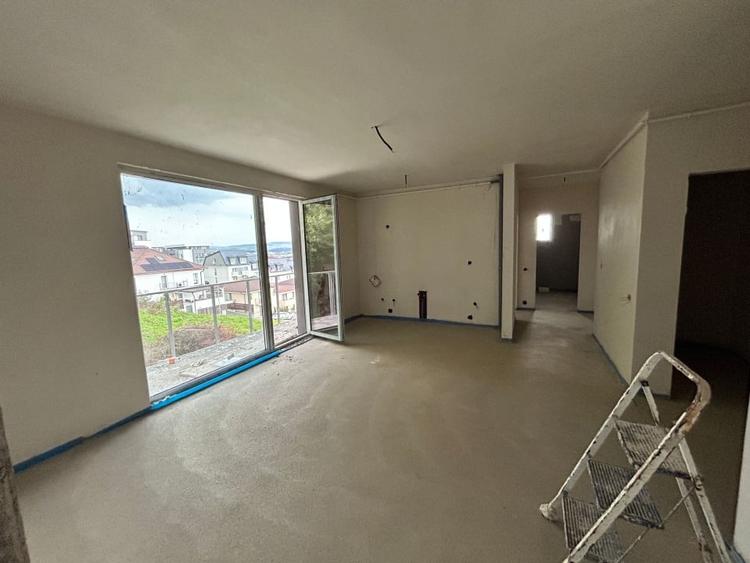 Apartament cu 3 camere semidecomandat în Florești — fotografia 1