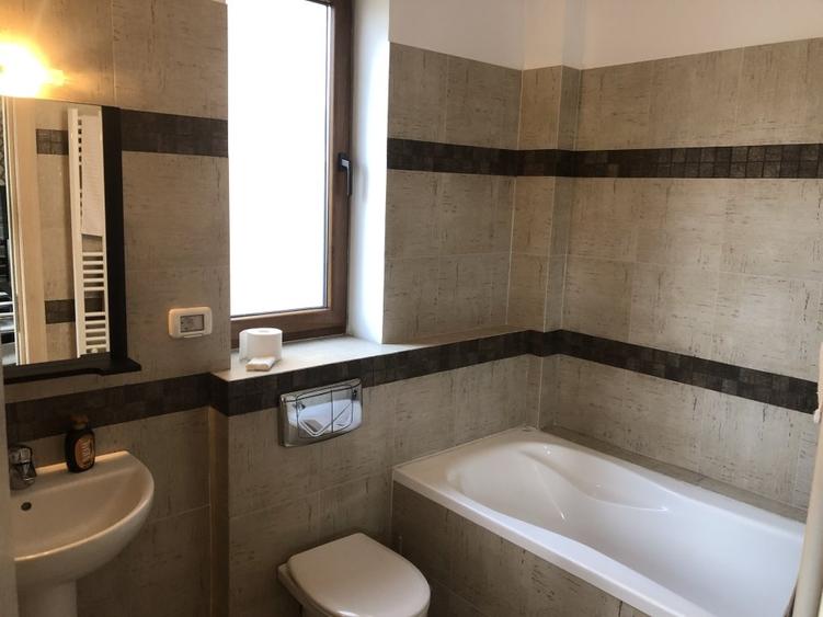 Apartament cu 3 camere decomandat în Sisești