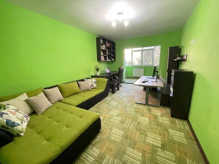 Apartament cu 3 camere decomandat, mobilat în Podu Roș